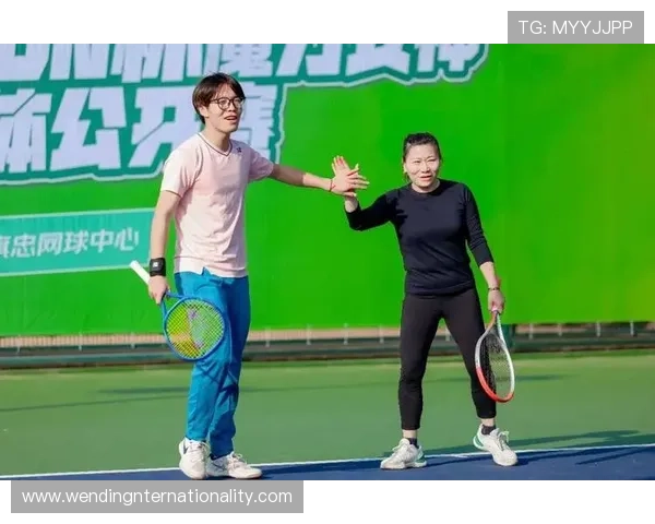 网球赛场激战正酣顶尖选手鏖战四强悬念迭起